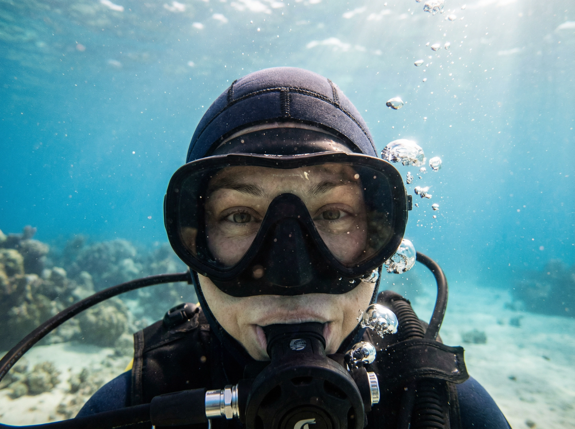Lustige Zeit beim Hagenberger Scuba Diving, eine Tauchende lächelt mit Sauerstoffmaske unterwasser in die Kamera